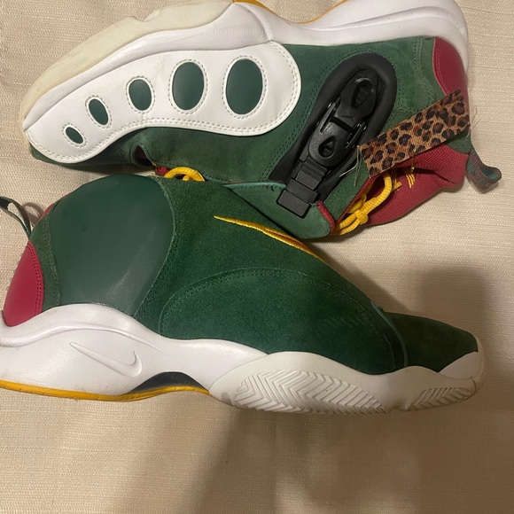 Nike zoom GP size 9 green burgundy and yellow 8/10 some yellowing on bottom - Picture 6 of 9
